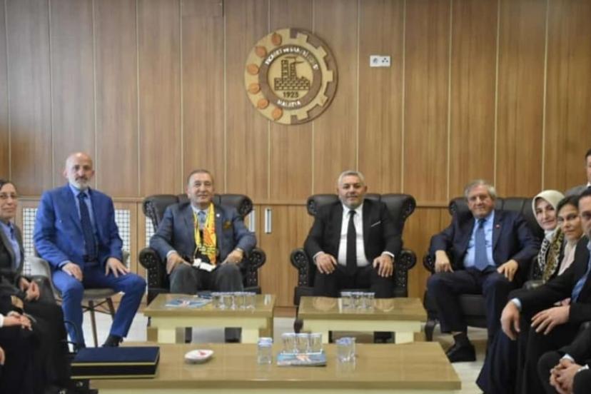 Malatya Ticaret ve Sanayi Odası Ziyareti
ABP Genel Başkanı Bedri Yalçın ve heyeti, Malatya temaslarına ilk olarak Malatya Ticaret ve Sanayi Odası’nı ziyaret ederek başladı. Oda Başkanı Oğuzhan Ata Sadıkoğlu ile yapılan görüşmede, deprem sonrası yeniden yapılanma, bölgesel sanayi kapasitesinin güçlendirilmesi, yerli üretim ve istihdam politikaları değerlendirildi. Görüşme, ilin ekonomik dinamikleri açısından kapsamlı bir analiz niteliği taşıdı.

Yerel İş İnsanlarıyla Görüşmeler
Program kapsamında ABP heyeti, Sidelya Park Yönetim Kurulu Başkanı Doğan Doğan ve Malatya’da faaliyet gösteren Şevket Yetiş ile bir araya geldi. Görüşmelerde, bölgesel ticaret, yatırım olanakları, ekonomik canlılık ve yatırım iklimi üzerine değerlendirmeler yapıldı. Heyet, yerel iş insanlarının analizlerini not alarak kent özelinde yürütülen ekonomik çalışmalar hakkında bilgi edindi.

ABP’nin Anadolu Merkezli Ekonomik Vizyonu
ABP heyeti, Genel Başkan Yardımcısı Suat Çelik’in de katılımıyla bölgesel kalkınma, üretim modelleri ve Anadolu merkezli ekonomik vizyon başlıklarında istişarelerde bulundu. Malatya’nın stratejik konumu, sanayi geleneği ve deprem sonrası yeniden inşa süreci çerçevesinde üretim ekonomisi, adil bölüşüm ve milli kalkınma başlıkları somutlaştırıldı.

Anadolu Temasları Devam Edecek
ABP’nin bölgesel temaslarının, Anadolu’nun farklı şehirlerinde devam edeceği bildirildi. Parti, bu ziyaretlerle “Üçüncü Yol” vizyonunu yerel ekonomik ve üretim dinamikleriyle somutlaştırmayı hedefliyor.