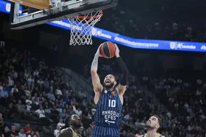 Anadolu Efes, Barcelona'yı 1 sayı farkla devirdi