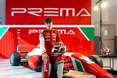 Genç Türk pilot Alp Aksoy, Formula Trophy sezonunun açılış yarışını kazandı