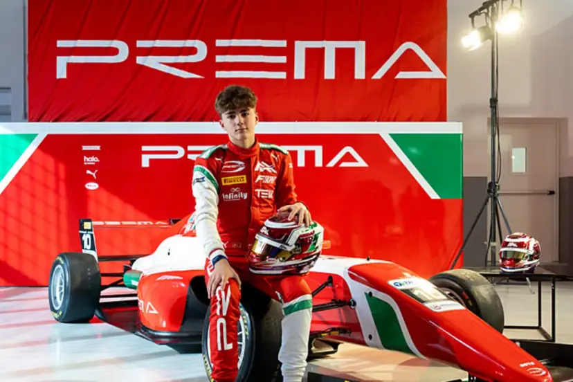 Genç Türk pilot Alp Aksoy, Formula Trophy sezonunun açılış yarışını kazandı