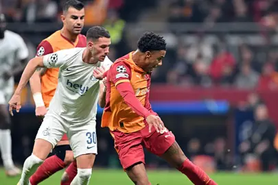 Ismail Jakobs, stattan ayak bileği sargılı ayrıldı!