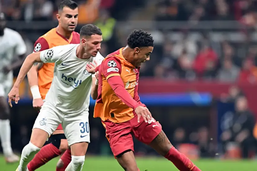 Ismail Jakobs, stattan ayak bileği sargılı ayrıldı!