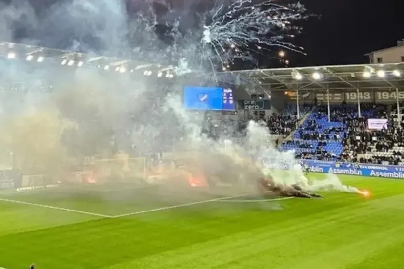 Küme düşen takımın taraftarları sahaya zarar verdi!