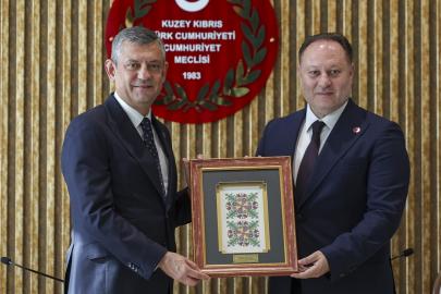 Özel ve CHP heyeti, KKTC Meclisi’ni ziyaret etti