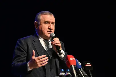 Bakan Bak: "Türkiye'yi en güzel şekilde temsil eden milli sporcularımızı tebrik ediyorum"