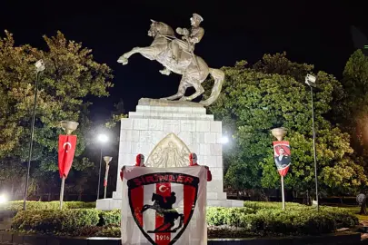 Samsunspor taraftarı, AEK maçı öncesi Atatürk Anıtı çevresinde sabaha kadar nöbet tuttu