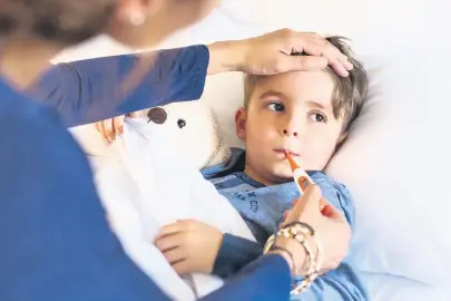 Ateşi çıkan çocuğa buzlu suyla duş aldırmayın!