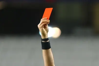 Derbide kartlar havada uçuşuyor