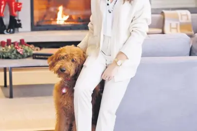 Eşinin altından arabasını alıyor