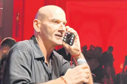 Eşinin yeni yılını sahnede kutladı!