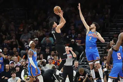 NBA'de Suns, Booker'ın son saniye üçlüğüyle kazandı!