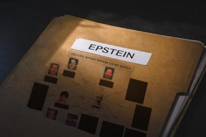ABD'li 2 Kongre üyesi, Epstein dosyalarında sansürlenen 6 ismin suçla ilişkilendirilebileceğini belirtti