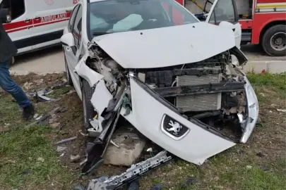 Adana'da iki otomobilin çarpıştığı kazada 3 kişi yaralandı