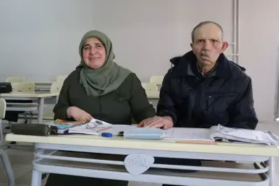 Amasya'da 30 yıllık evli çift birlikte okuma yazma öğreniyor