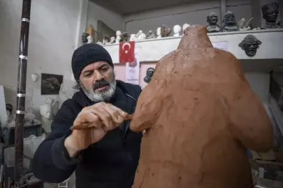 Babasından esinlenerek başladığı mesleğinde yüzlerce esere imza attı