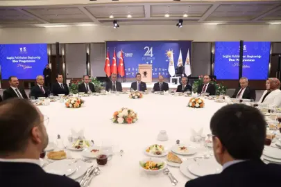 Bakan Memişoğlu, sağlık çalışanlarıyla iftar yaptı