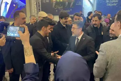 Bakan Yumaklı, gençlerle birlikte "Kabe'de Hacılar" ilahisini söyledi