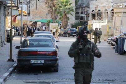 Batı Şeria'da silahlı işgalci bir İsrailli, Filistinlilere saldırdı