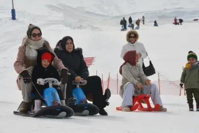 Bitlis'te anneler ile çocukları kızakla kayıp eğlendi