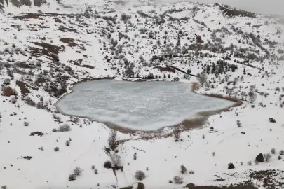 Buz tutan Ardos Gölü dronla görüntülendi