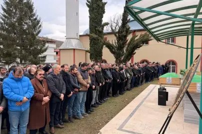 Cenazesine gittikleri kişiyle yan yana defnedildiler