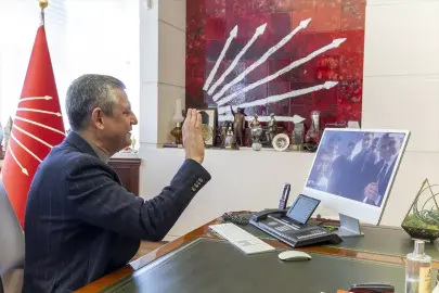 CHP Genel Başkanı Özel, fırtınada Atatürk büstünü koruyan Adanalı gençlerle görüntülü konuştu