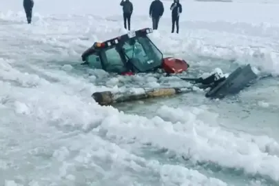 Çıldır Gölü'ne traktör düştü