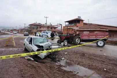 Çorum'da otomobille traktörün çarpıştığı kazada bir kişi hayatını kaybetti, iki kişi yaralandı