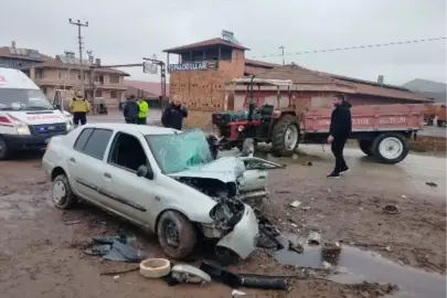 Çorum'da traktör ile otomobil çarpıştı; 1 ölü, 2 yaralı