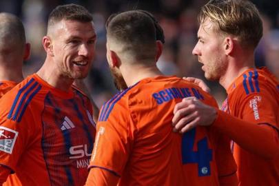 Edin Dzeko'dan 13 dakikada 2 asist! Schalke 04 Türk yıldızları liderliğini sürdürdü