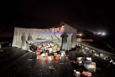 Erzincan-Sivas kara yolunda devrilen tır ulaşımı aksattı