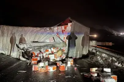 Erzincan-Sivas kara yolunda tır devrildi: Ulaşımda aksama yaşandı