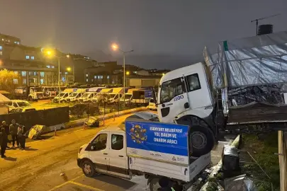 Esenyurt'ta yokuşta kayan kamyon korkulukları aşarak başka bir aracın üzerine düştü