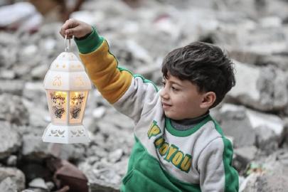 Gazzeliler çadırların arasında da olsa çocuklara ramazan coşkusunu yaşatmaya çalışıyor