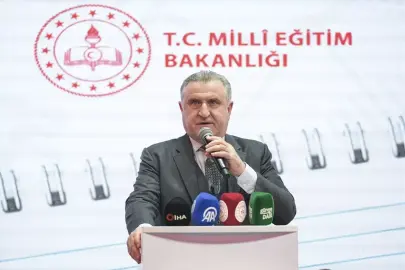 Gençlik ve Spor Bakanı Osman Aşkın Bak, güreş turnuvasının açılış törenine katıldı