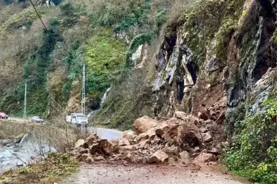 Giresun'da heyelan nedeniyle köy yollarında ulaşımda aksama yaşandı