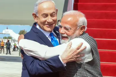 Hindistan Başbakanı Narendra Modi, uçaktan iner inmez Netanyahu'ya sarıldı