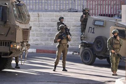 İşgalci İsrail askerleri Batı Şeria'daki baskınlarda 5 Filistinliyi gözaltına aldı