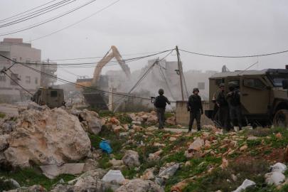 İşgalci İsrail güçleri Batı Şeria'da Filistinlilere ait binayı yıkarak onlarca kişiyi evsiz bıraktı