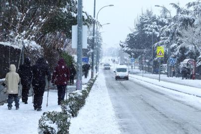 İspanya'yı Kristin Fırtınası nedeniyle bazı bölgelerde eğitime ara verildi