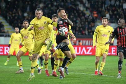 İstanbulspor'dan Çorum FK'ya deplasmanda son saniye üçlüğü!