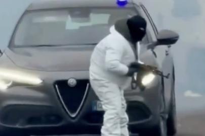 İtalya'da film gibi soygun girişimi: Yolu ateşe verip çatışmaya girdiler