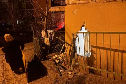 Kamyonetin çarptığı evin duvarından kopan tuğlaların altında kalıp yaralandı