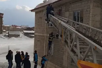 Kar temizlerken kayıp çatıda asılı kaldı