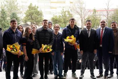Kayserisporlu futbolcular lise öğrencileriyle buluştu