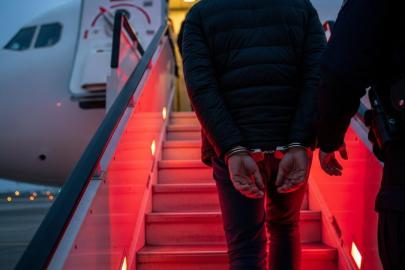 Kırmızı bültenle ve ulusal seviyede aranan 15 suçlu Türkiyeye getirildi