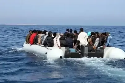 Libya açıklarında göçmenleri taşıyan tekne alabora oldu: 53 kişi öldü veya kayıp