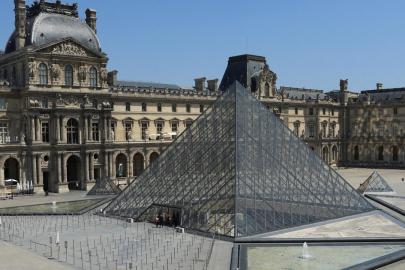 Louvre Müzesi'nin farklı bölümleri ciddi su sızıntısı nedeniyle ziyarete kapatıldı