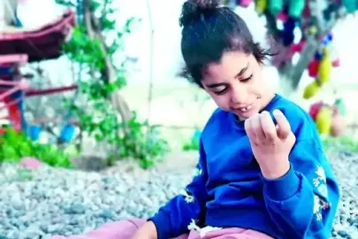 Maya'yı meyve bahçesinde büyütüyor