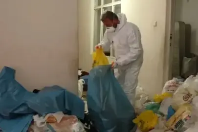 Mersin'de çöp biriktirilen evden ruhsatsız silah ve 115 bin lira çıktı